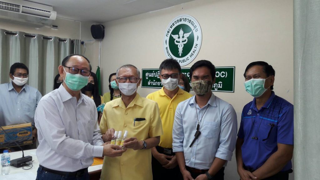 คณะศิลปศาสตร์และวิทยาศาสตร์ โครงการชุมชนต้านสุรา และทีมงานสาขาวิชาวิทยาศาสตร์สิ่งแวดล้อม ร่วมกับรองคณบดี อาจารย์รัชวุธ สุทธิ มอบสเปรย์แอลกอฮอล์ต้านโควิด19